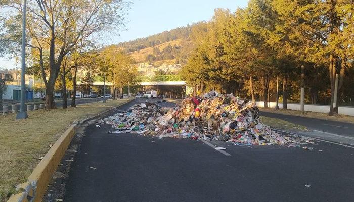 Belediye işçilerinden görülmemiş eylem: Sokaklara çöp döküp ateşe verdiler