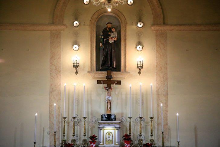 Mersin'de Katolik kilisesinde Noel ayini yapıldı G1