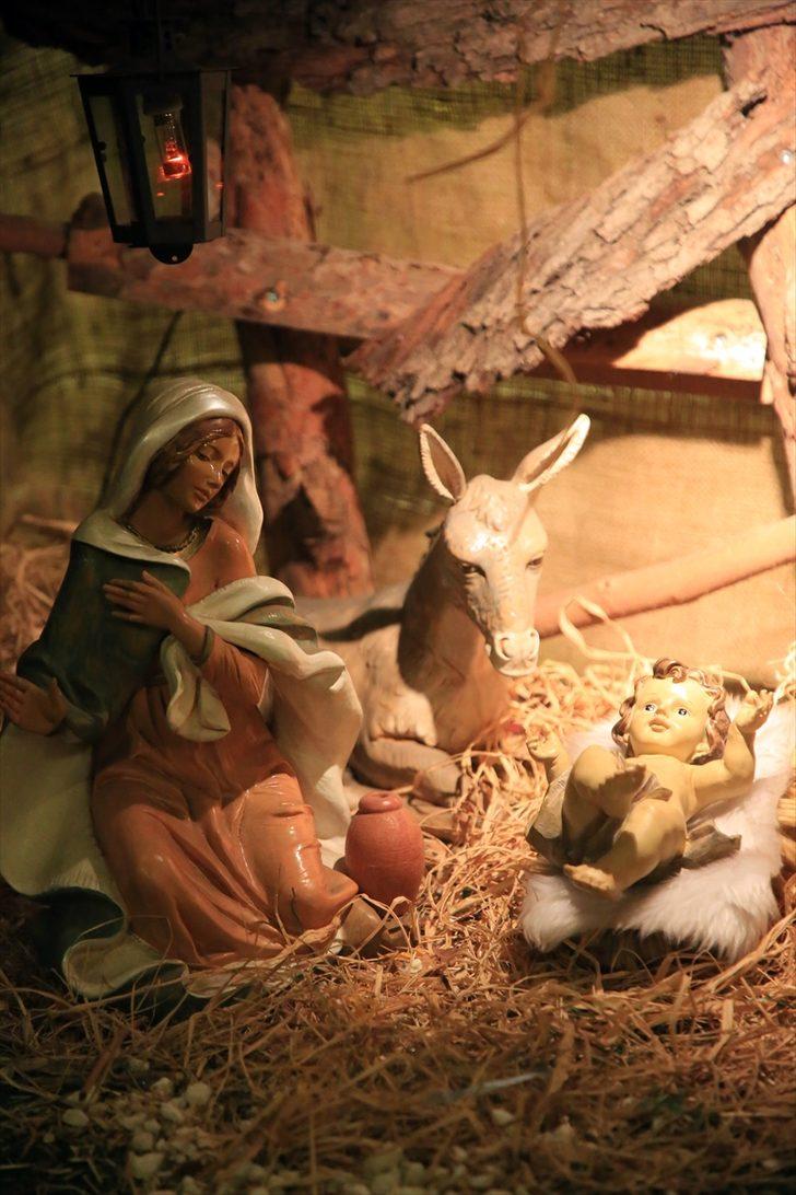 Mersin'de Katolik kilisesinde Noel ayini yapıldı G3