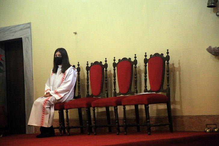 Mersin'de Katolik kilisesinde Noel ayini yapıldı G5