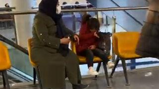 Sosyal medyada tepki çeken görüntüler! Poliklinikteki çocuğun dizine vurup tokat attı