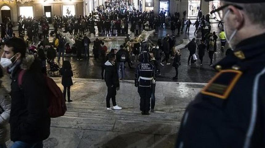 Omicron: İtalya'da a&ccedil;ık havada yılbaşı partileri yasaklandı, gece kul&uuml;pleri kapatıldı