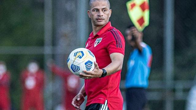 Son Dakika: Fenerbahçe'de Alex de Souza sesleri! Kulisler hareketlendi, Alex'ten geleceğiyle ilgili açıklama geldi 