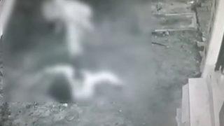 Yolda yürürken kendini bir anda çukurun içinde buldu! Sonu oluyordu