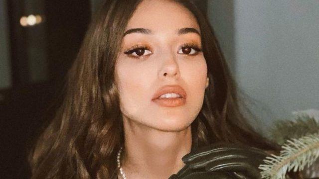 Güzel oyuncu Dilan Çiçek Deniz'in göğüs dekolteli yılbaşı pozlarına beğeni yağdı!