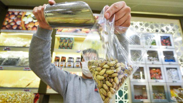 Yılbaşı alışverişi başladı! Kuru yemiş gramla alınıyor: Pazara en az 100 lirayla gelin