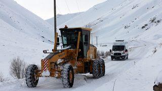 Yolu kardan kapanan mahallede omzu kırılan çoban için ekipler seferber oldu