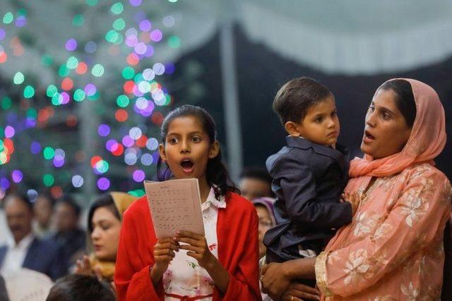 Pakistan'ın Karaçi kentinde aileler St. Andrew Kilisesi'ndeki ayine katıldı