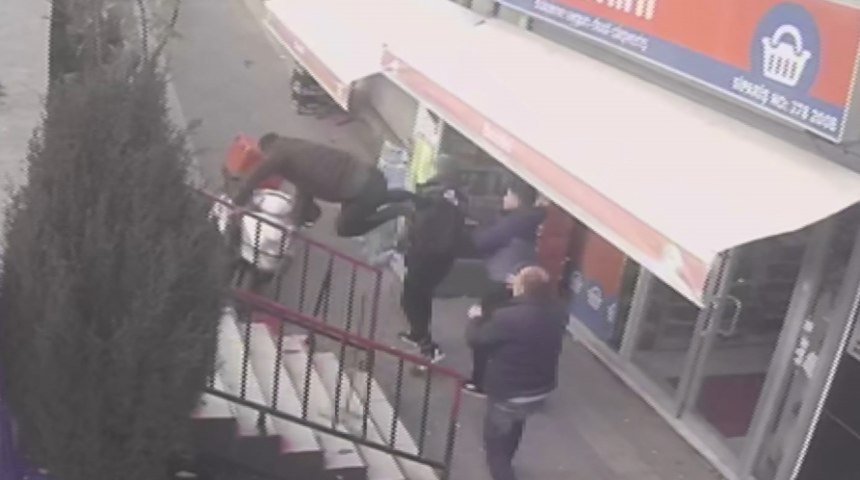 Pendikli esnaftan tırnak&ccedil;ılara u&ccedil;an tekmeli dayak! ''Israrla s&ouml;yleyince kendimi tutamadım''