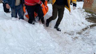 Kar nedeniyle mahsur kalan hastalar paletli ambulansla hastaneye götürüldü