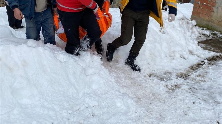 Kar nedeniyle mahsur kalan hastalar paletli ambulansla hastaneye götürüldü