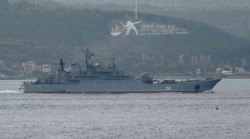 Rus savaş gemisi ’Caesar Kunikov’ Çanakkale Boğazı’ndan geçti