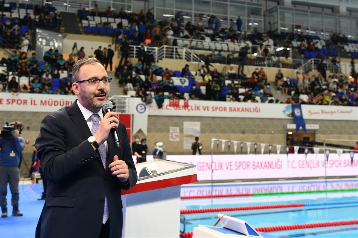 Gen&ccedil;lik ve Spor Bakanı Kasapoğlu, Gaziantep'te y&uuml;zme şampiyonasını izledi: