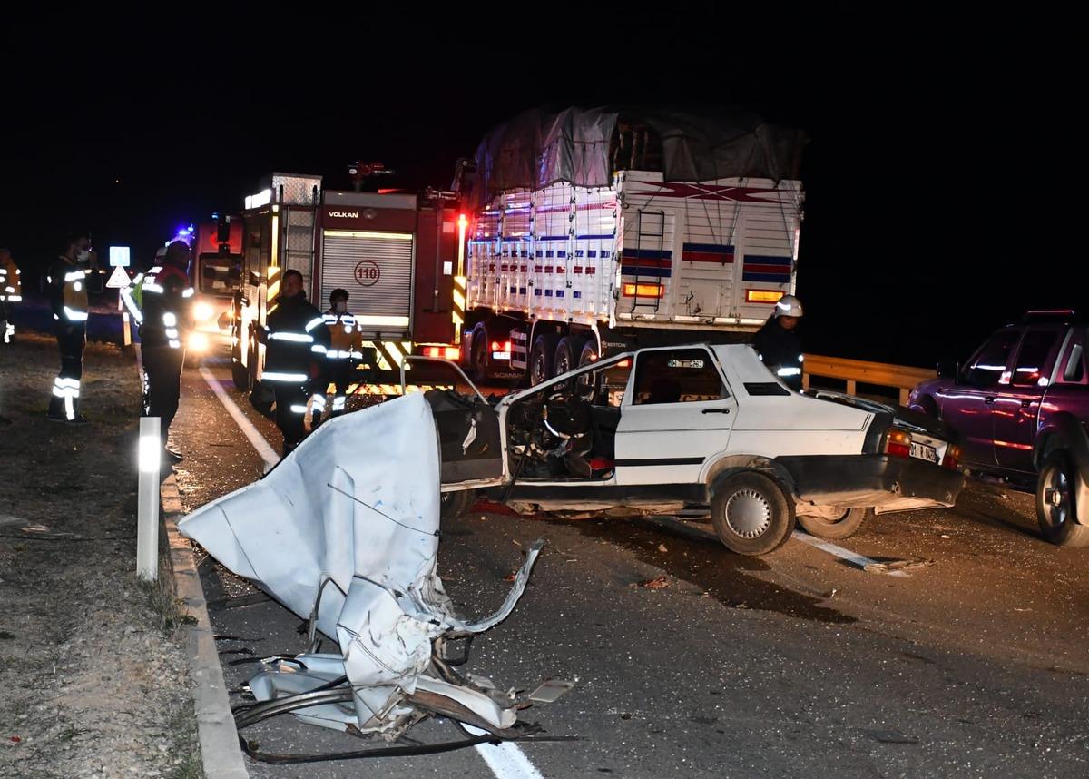 Adana&rsquo;da otomobil trakt&ouml;re &ccedil;arptı: 1 &ouml;l&uuml;, 1 ağır yaralı