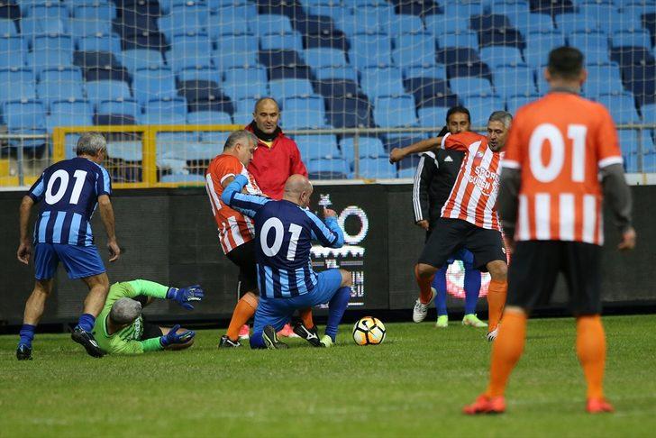 Adana Demirspor ve Adanasporlu eski oyuncular "şöhretler karması" maçında karşılaştı G3