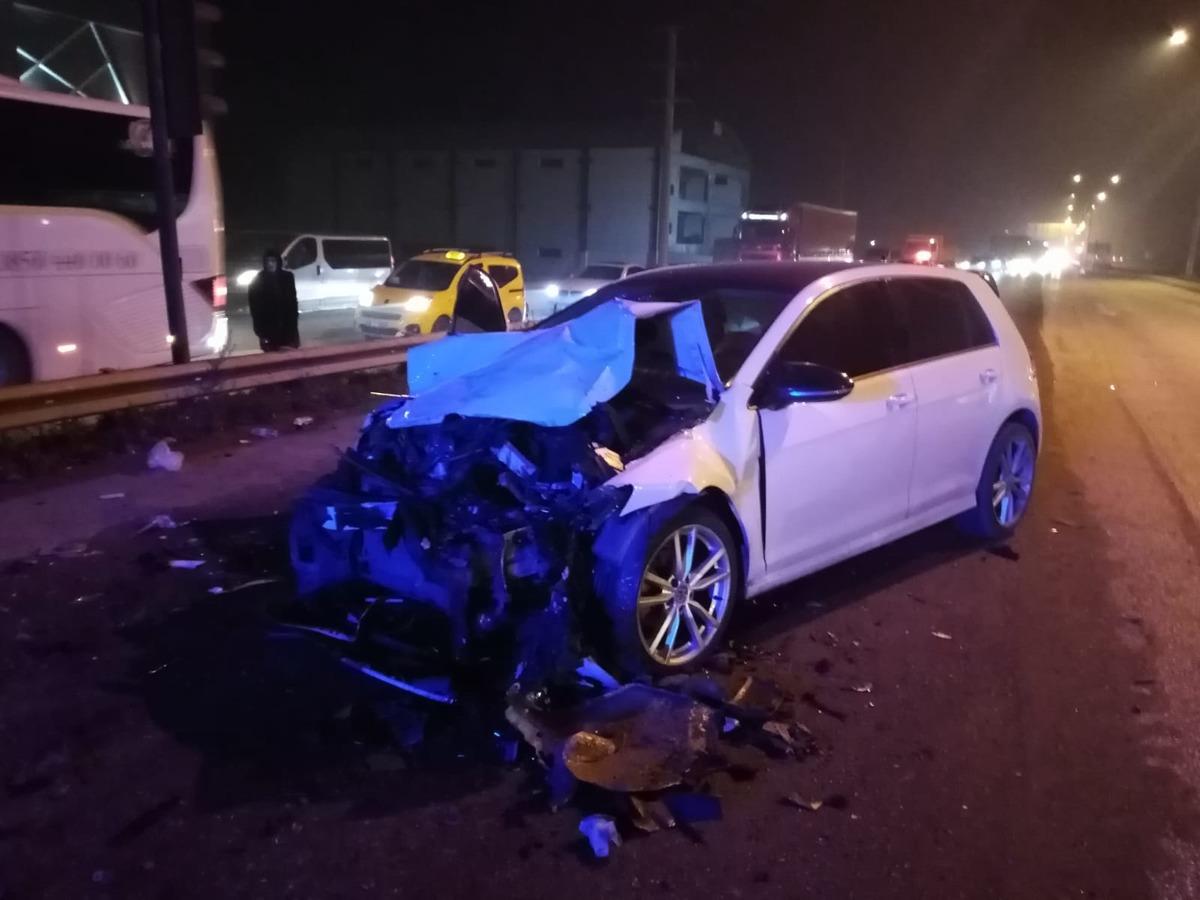 İneg&ouml;l'de otomobil, kırmızı ışıkta bekleyen araca &ccedil;arptı; 6 yaralı