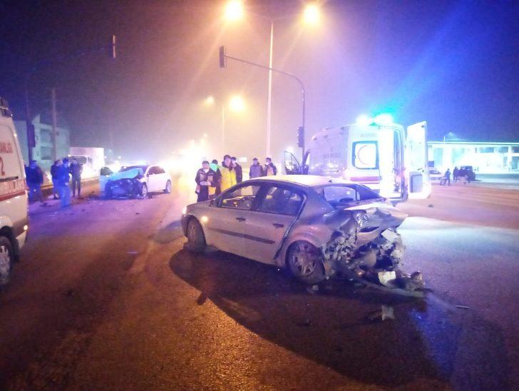 İnegöl'de otomobil, kırmızı ışıkta bekleyen araca çarptı; 6 yaralı G2