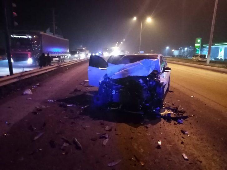 İnegöl'de otomobil, kırmızı ışıkta bekleyen araca çarptı; 6 yaralı G3