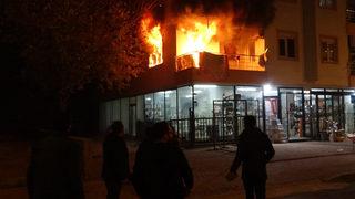 Antalya'da ev alevlere teslim oldu! İzleme yarışına girdiler