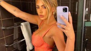 Megan Barton Hanson’un lateks elbisesinin dekoltesi gözleri şaşı etti