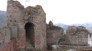 Tarihi Oltu Kalesi'nde şok görüntü! Araçları zor kurtardılar 