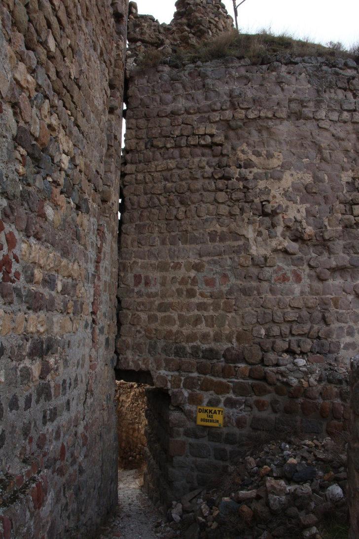 Tarihi Oltu Kalesi'nde şok görüntü! "Araçları zor kurtardılar"  G2