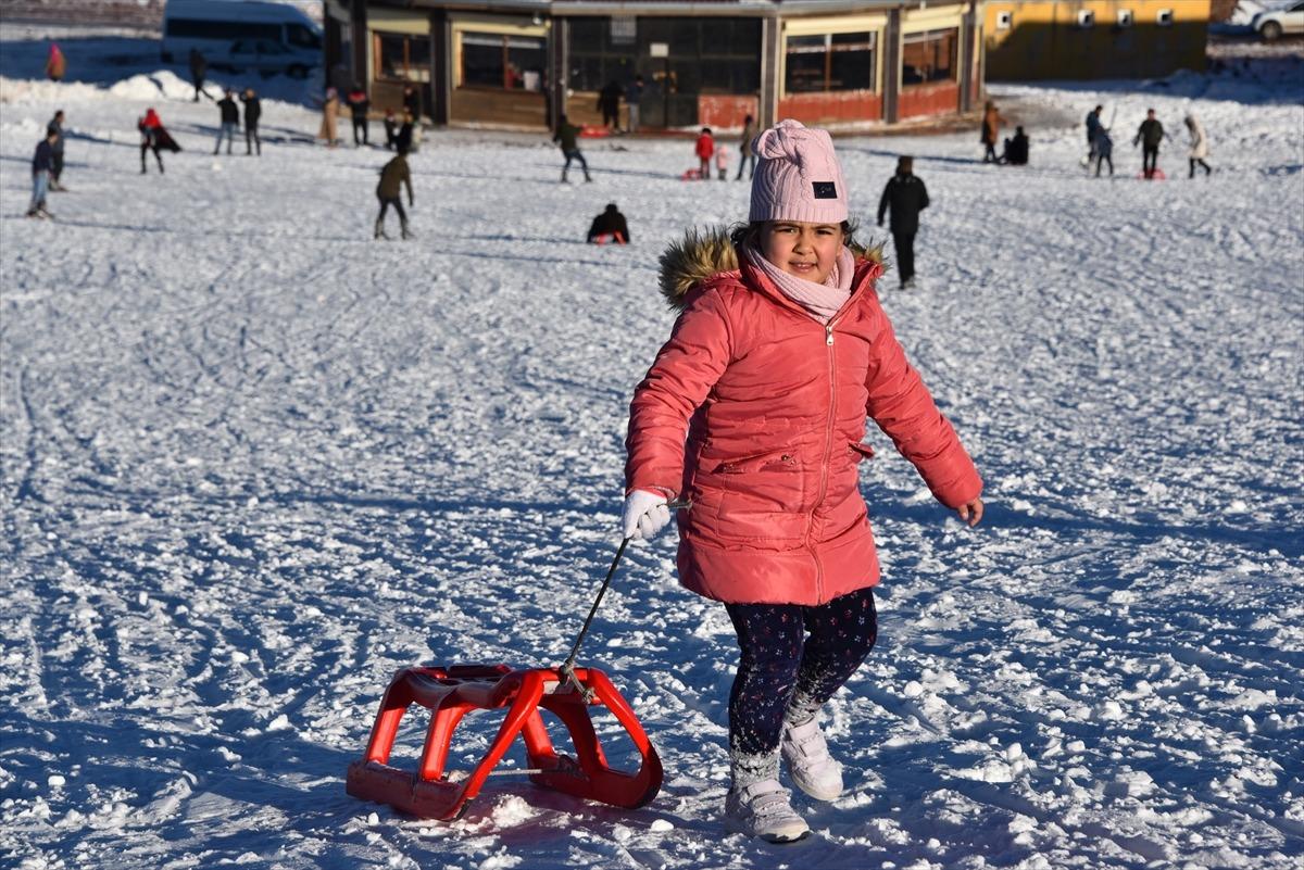 G&uuml;neydoğu'nun zirvesi Karacadağ'da kayağa yoğun ilgi