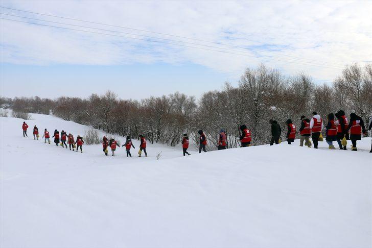 Ağrı'da yaban hayvanları için doğaya yem bırakıldı G3