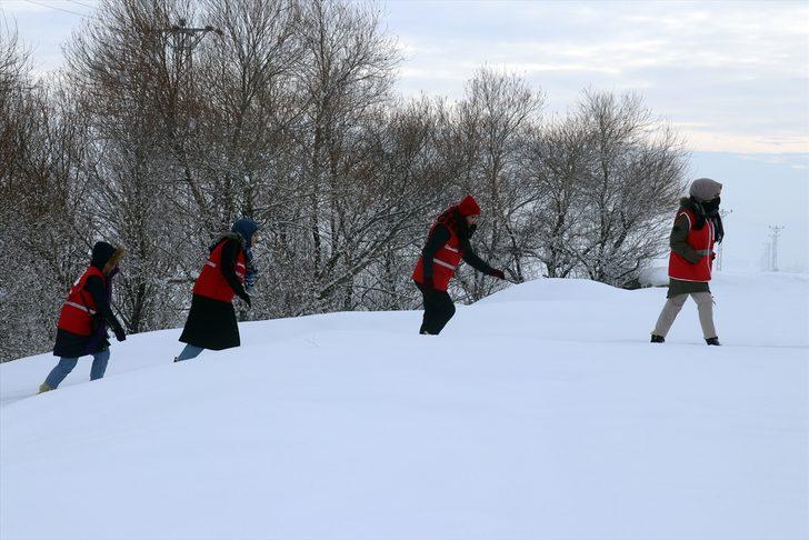 Ağrı'da yaban hayvanları için doğaya yem bırakıldı G5