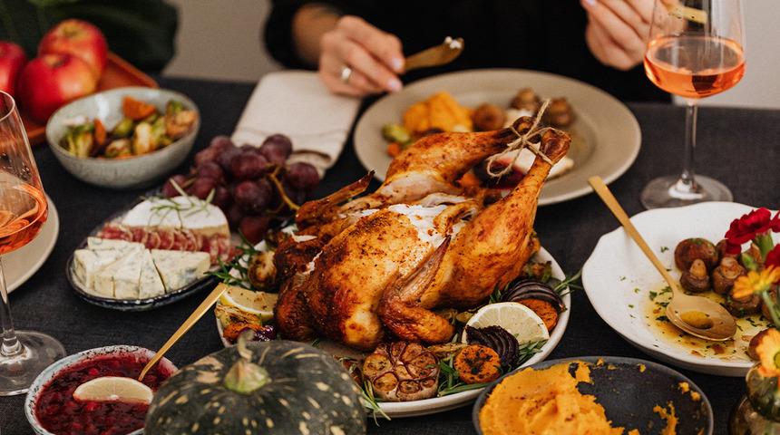 Yılbaşı gecesi için farklı bir tarif arayanlara: Enfes fırında hindi sarma tarifi