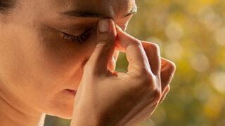 Geçmeyen baş ağrınızın sebebi kıyafet seçiminiz olabilir! Sinüzite karşı 6 kurala dikkat