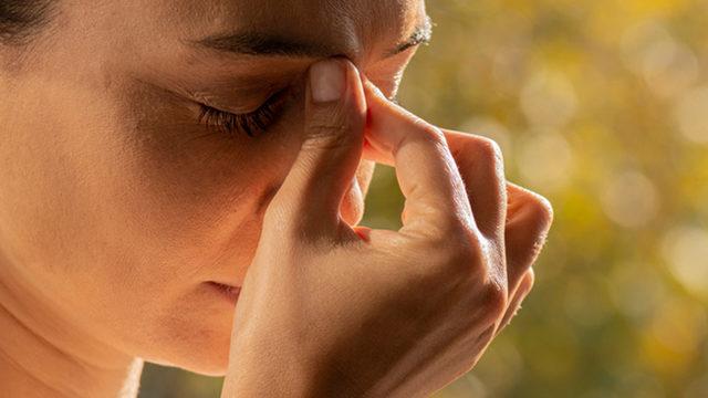 Geçmeyen baş ağrınızın sebebi kıyafet seçiminiz olabilir! Sinüzite karşı 6 kurala dikkat