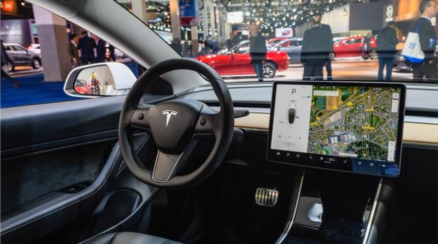 Tesla ara&ccedil; s&uuml;rerken oyun oynama &ouml;zelliğini kapatacak