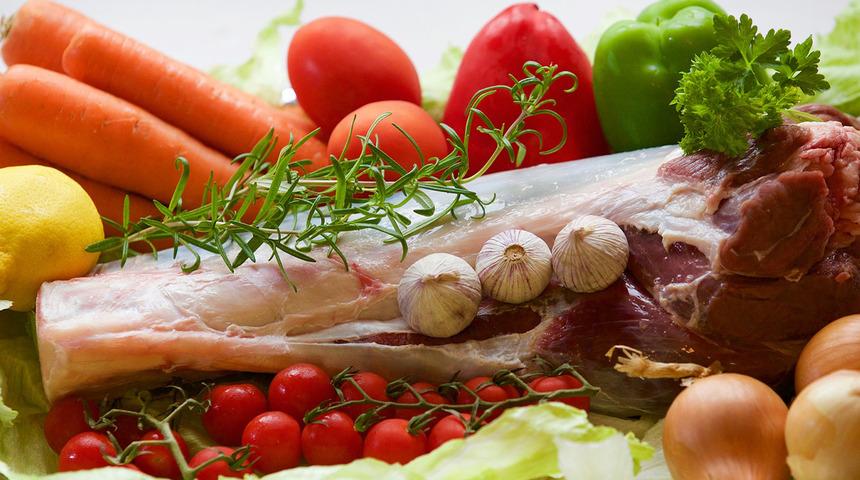 Hem besleyici hem lokum gibi: Misafirlerinize parmaklarını yedirecek sebzeli et haşlama tarifi