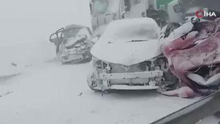 Rusya'da kar fırtınası zincirleme trafik kazasına yol açtı! 22 araç birbirine girdi, ölü ve yaralılar var