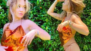 Rita Ora güneş banyosu yaptı! Bikinisiyle yerlere uzandı