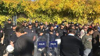 İhsan Eliaçık'a saldırı! Kayseri Kitap Fuarı'nda ortalık karıştı