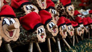 Ölü insanları beslemekten kütükleri sopalarla dövmeye kadar tüm dünyanın takip ettiği birbirinden ilginç yılbaşı gelenekleri şaşırttı