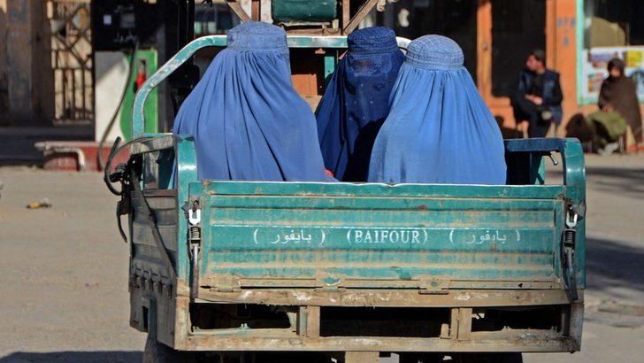 Taliban, Afganistan'da kadınların tek başına uzun yolculuğa çıkmasını yasakladı