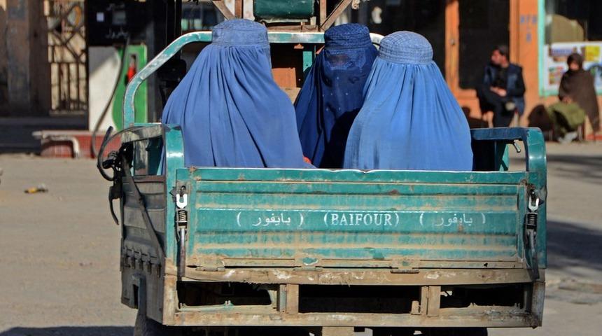 Taliban, Afganistan'da kadınların tek başına uzun yolculuğa çıkmasını yasakladı