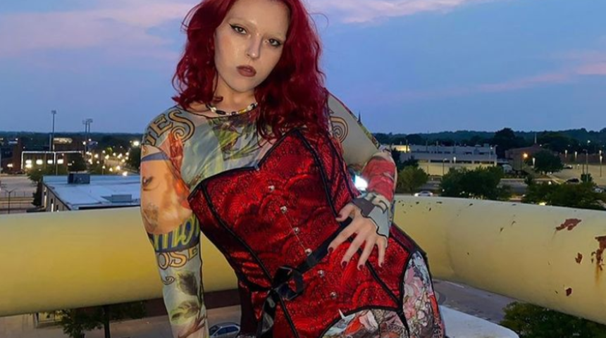 TikTok fenomeni Jessica Blair, moda korkusuyla yüzleşti! Dekolteli kıyafeti nefes kesti