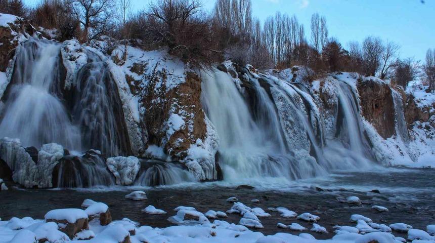 Muradiye Şelalesi beyaza büründü! Doyumsuz görüntüler oluşturdu