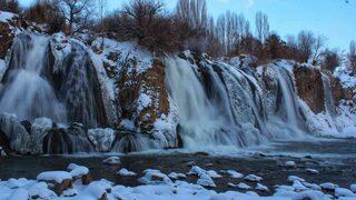 Muradiye Şelalesi beyaza büründü! Doyumsuz görüntüler oluşturdu