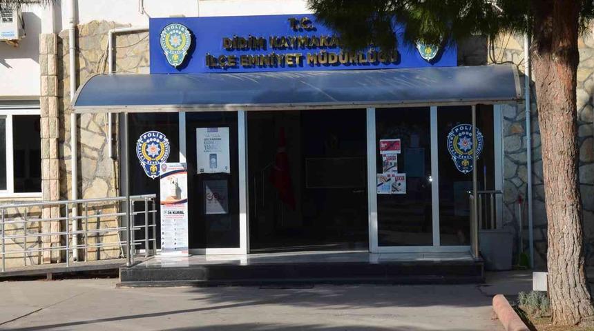 Polisler son anda fark etti! Karakolda kabloyla kendisini korkuluğa astı