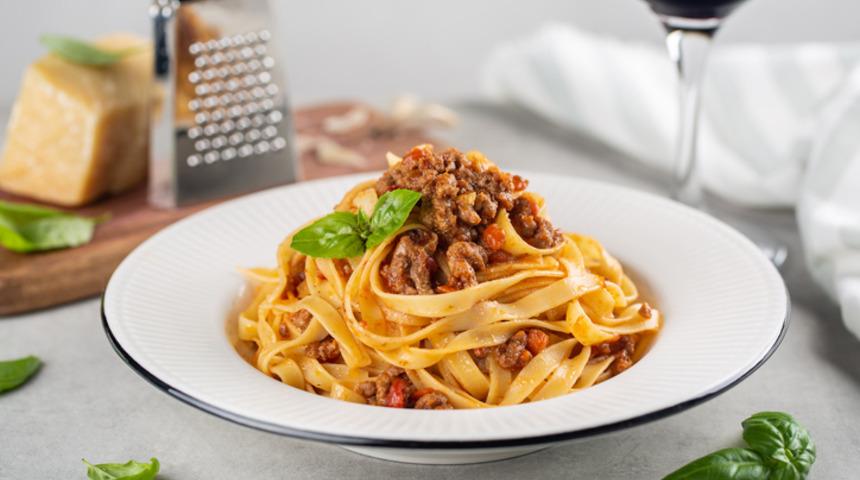 Bolognese Soslu Tagliatelle nasıl yapılır? Bolognese Soslu Tagliatelle malzemeleri neler?