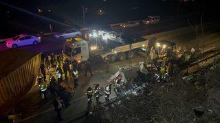 Son dakika: Hatay'da freni patlayan tır 10 metreden yola devrildi! Sıkışan iki kişi vinçle kurtarıldı