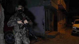 Yılbaşı öncesi Adana polisinden operasyon! Evler dedektör köpeklerle arandı