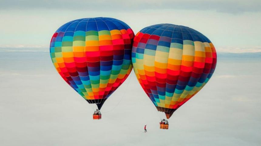 Görenler inanamadı! Metrelerce yüksekte iki sıcak hava balonu arasında yürüdü, dünya rekorunu kırdı