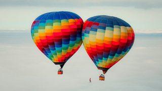 Görenler inanamadı! Metrelerce yüksekte iki sıcak hava balonu arasında yürüdü, dünya rekorunu kırdı