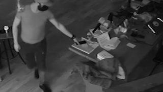 Şaşkına çeviren hırsızlık! Müşteri gibi gelip laptop ve cep telefonunu çaldı